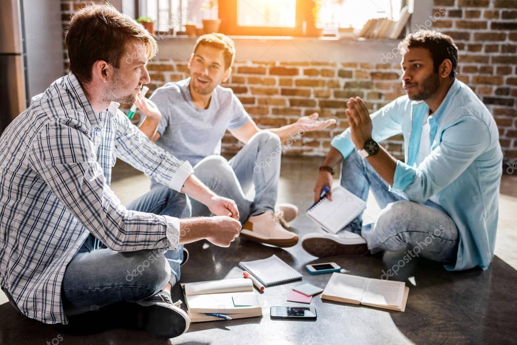 Kleines Büro mit zwei Mitarbeitenden an ihren Arbeitsplätzen