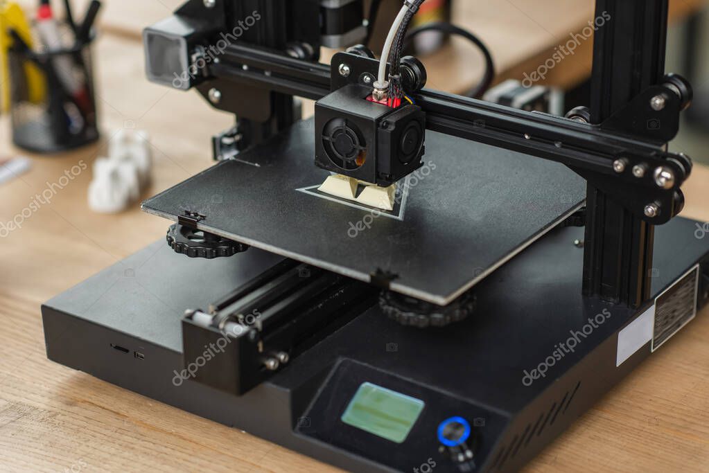 3D-Drucker fertigt einen Prototypen aus Kunststoff