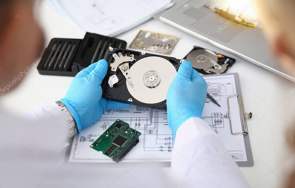 Geöffnete Festplatte für eine Datenrettung