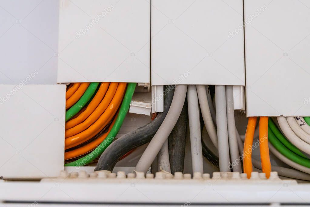 Kleines Büro mit mehreren Arbeitsplätzen und Netzwerkverkabelung